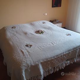 Copriletto matrimoniale con ricami a mano