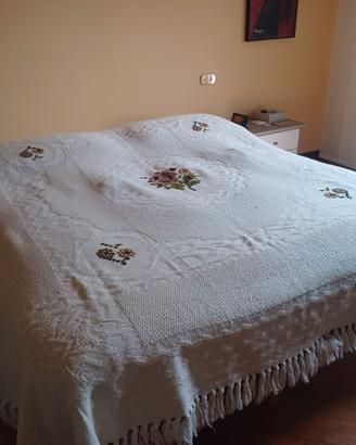 Copriletto matrimoniale con ricami a mano