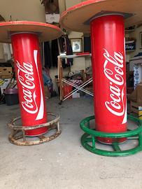 Tavoli coca cola, bidone, insegna