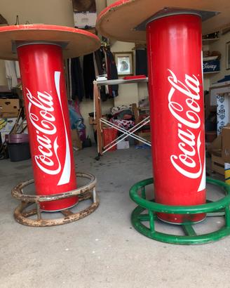 Tavoli coca cola, bidone, insegna