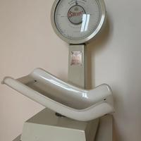 Antica bilancia Salus pesa bambini da collezione