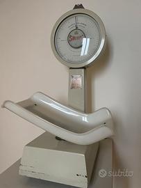 Antica bilancia Salus pesa bambini da collezione