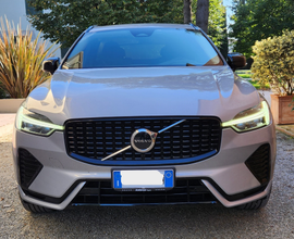 Volvo XC60 Plus dark B4 AWD automatica