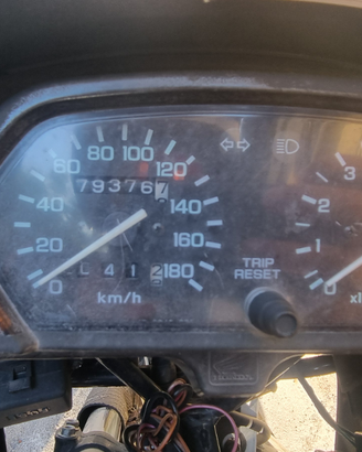 Honda Dominator 650 1999 con molti pezzi