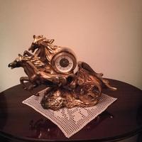 Orologio in ceramica raffigurante biga e cavalli