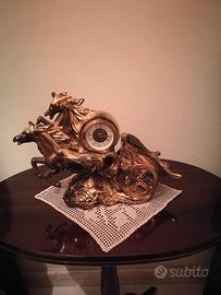 Orologio in ceramica raffigurante biga e cavalli