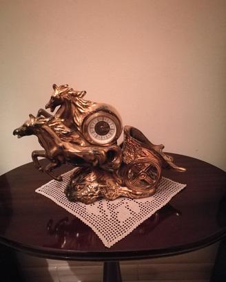 Orologio in ceramica raffigurante biga e cavalli