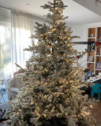 Albero di Natale innevato