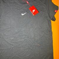 Maglietta Nike nera con logo