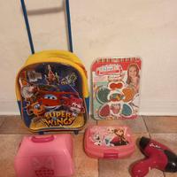trolley, valigetta. phon, giochi vari per bimba