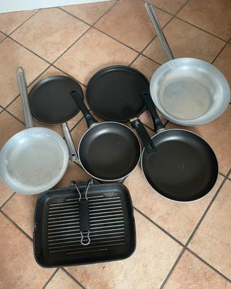 Pentole e padelle di varie misure e materiali.