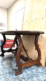 Tavolo antico ovale in legno con gambe lavorate