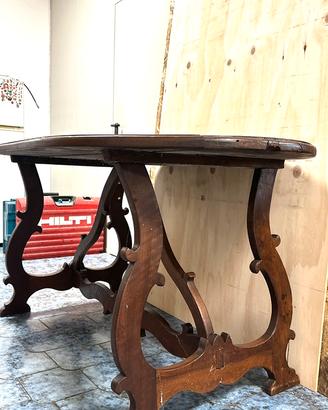 Tavolo antico ovale in legno con gambe lavorate
