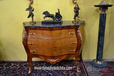 Comò bombato stile Luigi XV a tre cassetti