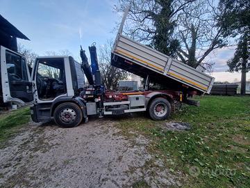 Camion con gru e ribaltabile