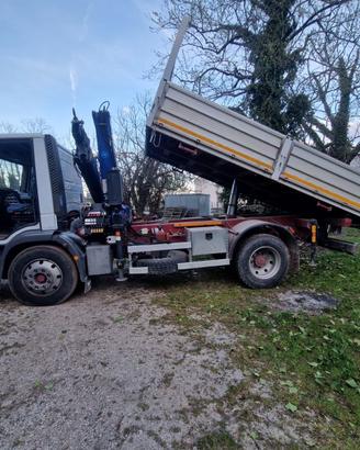 Camion con gru e ribaltabile