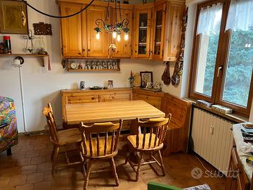 Angolo pranzo in legno massello di pino rustico