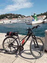 Bicicleta Cube -  bicicletta da trekking"