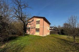 BIFAMILIARE CON ANNESSO E 14.000MQ DI TERRENO