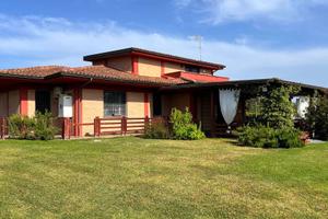 Villa di 205 m² con più di 5 locali e box auto dop