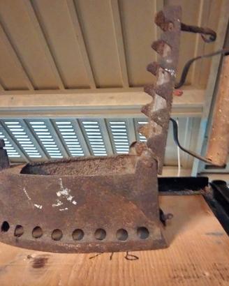 ferro da stiro d'epoca in buone condizioni 