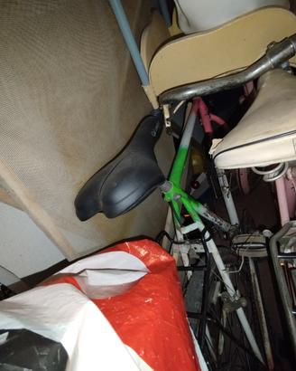 Bici bianchi rosa e bici decathlon per ragazzo
