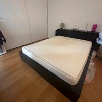 Letto matrimoniale più mobile e comodini