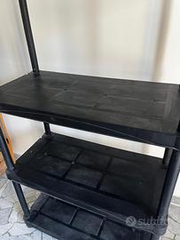 Scaffale in plastica nera