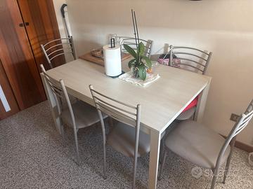 Tavolo con sedie