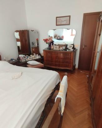 Camera letto anni '50 stile chippendale