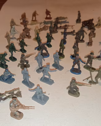 lotto di 50 soldatini scala 1/72