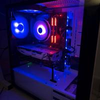 pc da gaming con mouse monitoe e tastiera