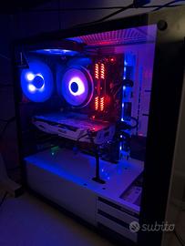 pc da gaming con mouse monitoe e tastiera