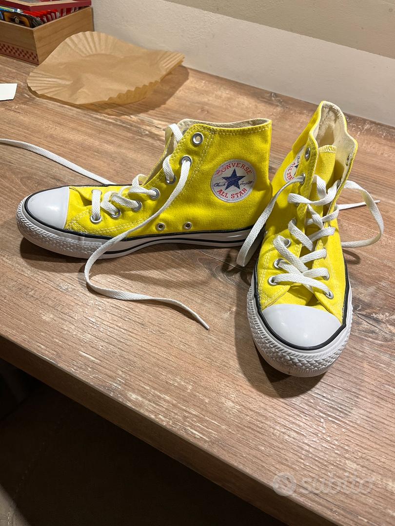 Converse nere e gialle sale