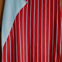 Gonna estiva rossa a righe bianche con spacco.