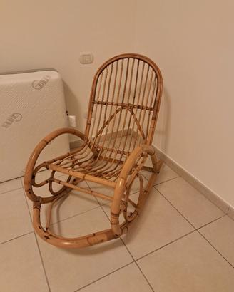sedia a dondolo in vimini 