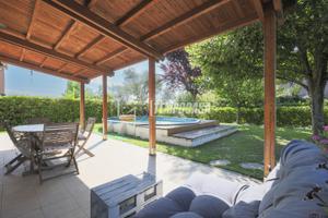 CINQUE LOCALI DI RECENTE COSTRUZIONE CON AMPIO GIA