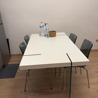 Tavolo elegante con gambe in vetro, stile moderno