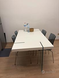 Tavolo elegante con gambe in vetro, stile moderno