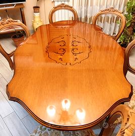 Tavolo in legno classico completo di sei sedie