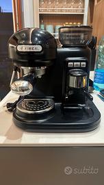 Macchina del caffè in grani con montalatte