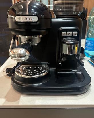 Macchina del caffè in grani con montalatte