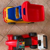 Macchinina e camion giocattoli