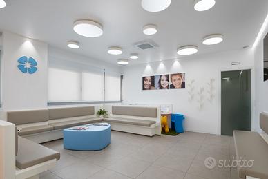 Panche con seduta e schienale imbottiti + pouf