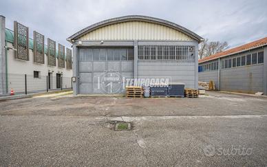 Capannone adibito ad uso alimentare e deposito con