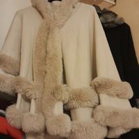 mantella con cappuccio e pelliccia sintetica 