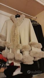 mantella con cappuccio e pelliccia sintetica 