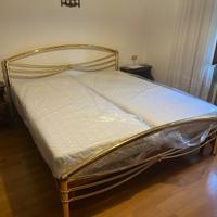 Struttura letto in bagno d’oro compresa di doghe