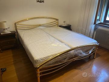 Struttura letto in bagno d’oro compresa di doghe
