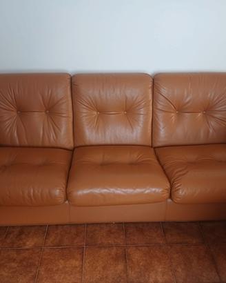 Divano 3 posti + 2 poltrone in pelle vintage